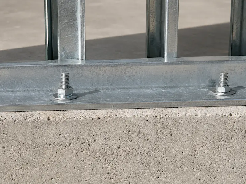Anclaje de la solera de Steel Framing al sobrecimiento de concreto mediante pernos con arandela