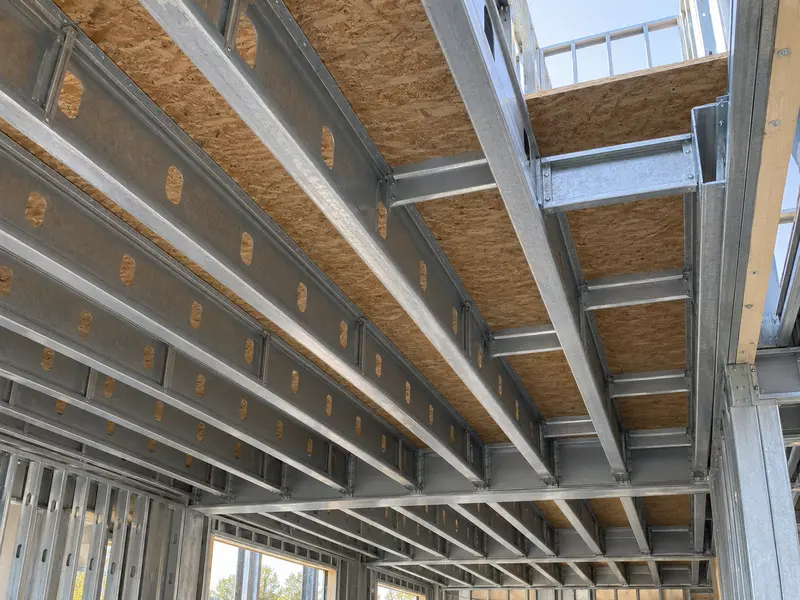 Entrepiso de steel framing en construcción: estructura de vigas y perfiles de acero galvanizado formando el piso del nivel superior